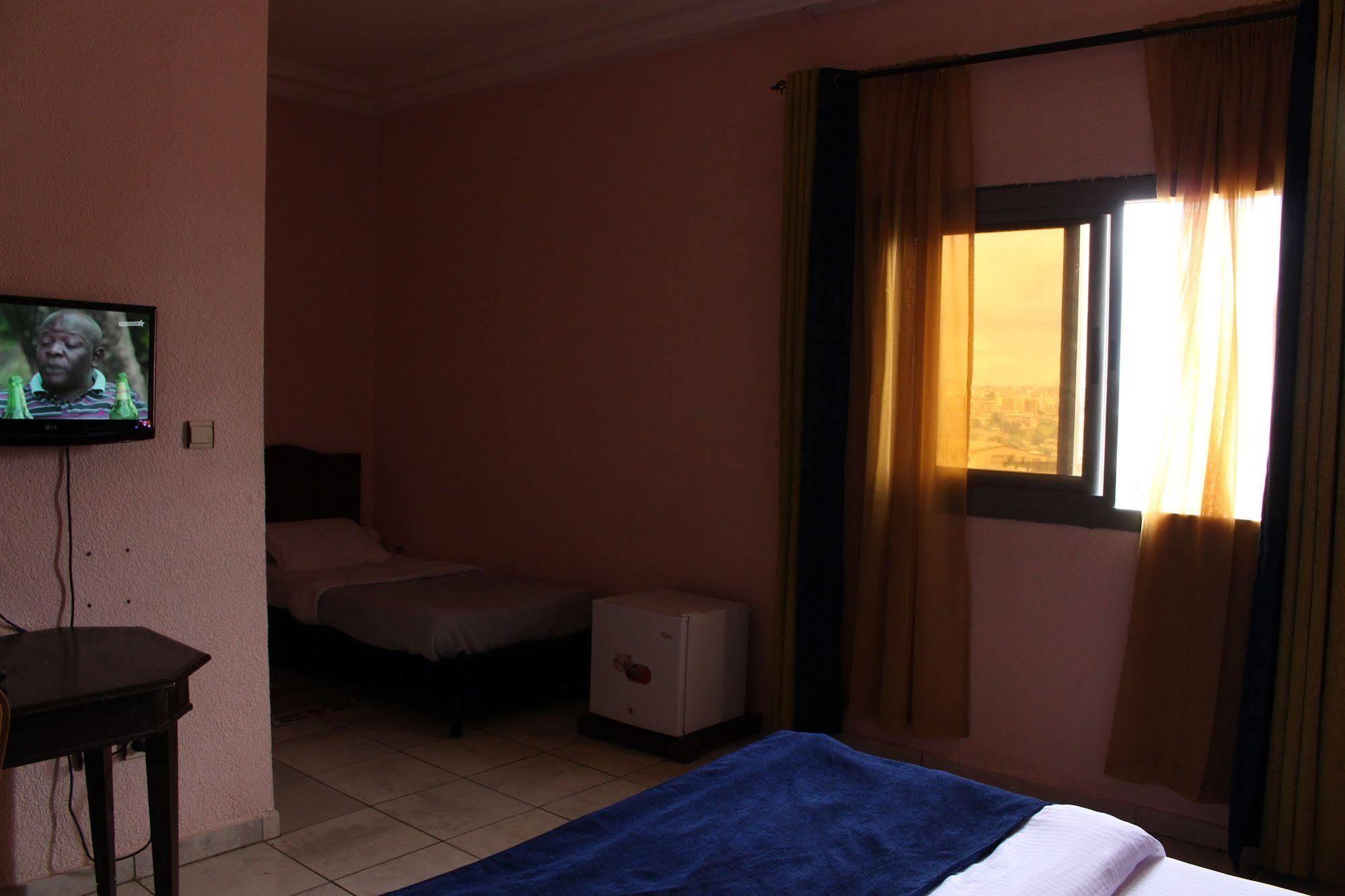Prestige Hotel Яунде Экстерьер фото